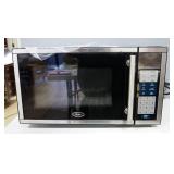 Oster 900 Watt Microwave, Powers On