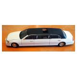 Sun Star Die Cast Lincoln Town Car Limousine Model Car, 1/18 Scale