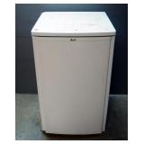 Avanti Mini Refrigerator Model RM4400W, Powers On, 33.5" x 20" x 20.75"