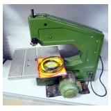 Central Machinery Bench Top 14" Wood Cutting Band Saw, Model 725, Includes Extra Blades, Powers On
