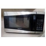 West Bend 900W Microwave, EM925AJW-P1, With Glass Turntable, Includes Manual, Powers On