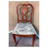 Queen Anne Style Dining Table Including 4 Chairs With Upholstered Seats And 10" Leaf, 29" x 67" x 42