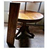 Round Oak, Clawfoot Table w/ 2 leafs