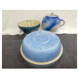BLUE/WHITE BOWLS, COVERED PITCHERS 