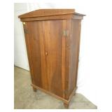 VIEW 2 CLOSEUP BLIND DOOR CUPBOARD