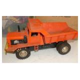 TOY DUMP TRUCK W/ DRIVER