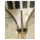 VIEW 4 CLOSEUP RR MARKER W/ POLE