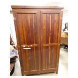 BLIND DOOR CEDAR WARDROBE