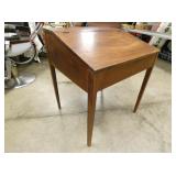 VIEW 3 EARLY LIFT TOP DESK