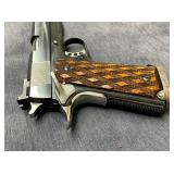 VIEW 9 CLOSEUP CHECKER GRIPS