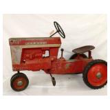 FARMALL 560 PEDAL TRACTOR