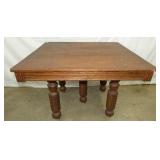 40IN OAK DINNING TABLE