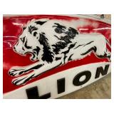 EMB. LION CAN SIGN 109X63, W/ 8IN CAN