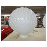 CLOSE UP SHELL MILKGLASS CONT. GLOBE