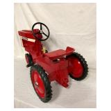 INTERNATIONAL 404 ERTL PEDAL TRACTOR