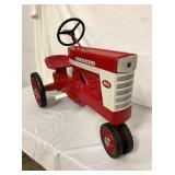 CLOSEUP PEDAL TRACTOR