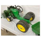 ERTL JOHN DEERE PEDAL TRACTOR