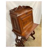 CLOSEUP SIDE VIEW DESK