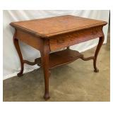 NICE QUEEN ANN LEGS TABLE