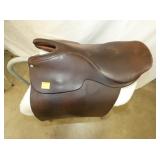 CLOSEUP ENGLISH SADDLE