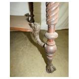 CLOSEUP BALL/CLAW FEET