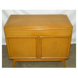 CLOSEUP FRONT NICE DESK