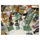 CLOSEUP LIONEL ASSESSORIES