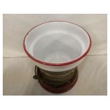 CLOSEU ENAMEL INSIDE