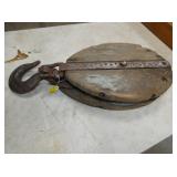 CLOSEUP WOODEN PULLY