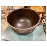 LG FOOTED 20X12 CAST STEW POT