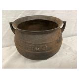 UNUSUAL SIZE 2QT #2 FOOTED CAST POT