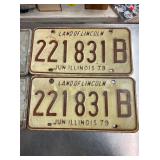 PAIR IL 1975 LIC. TAGS