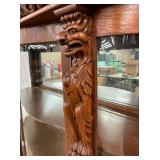 CLOSEUP VIEW GRIFFEN HEADS