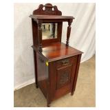 DOES HAVE BEVELED MIRROR