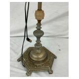 CLOSEUP VIEW FOOTED BASE