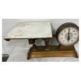 PLATFORM MEASURES 20 1/2 X 11 