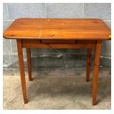 PRIM. KNOTY PINE TABLE