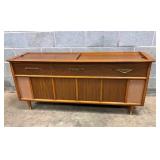 MAGNAVOX CABINET RECORD PLAYER/RADIO