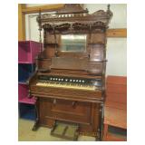 LARGE AUCTION, ALWAYS A FULL HOUSE!