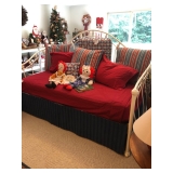 Nice daybed w trundle