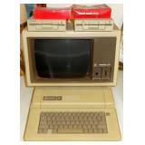 EARLY APPLE II e COMPUTER & MONITOR