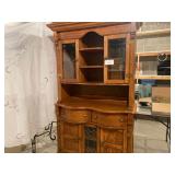 Beautiful Oak Pulaski Keepsake 2pc Hutch