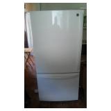 like new fridge bottow freezer with automatic icemaker