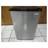 Working Magic Chef 4.8 cu ft Refrigerator - current bid $45