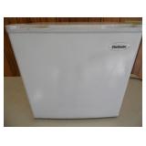 Working Magic Chef 1.4cu ft Refrigerator