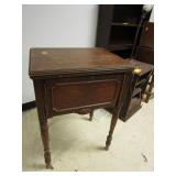 VINTAGE SEWING MACHINE AND FOLDING CHAIRS VINTAGE SEWING MACHINE AND FOLDING CHAIRS