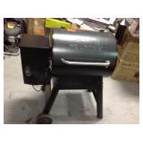 Traeger Eastwood 22 Wood Pellet Grill and Smoker in Silver Vein Model # TFB42DVBO not used whit damage please review photos