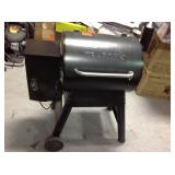 Traeger Eastwood 22 Wood Pellet Grill and Smoker in Silver Vein Model # TFB42DVBO not used whit damage please review photos