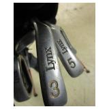 TITLEIST AND HIGHLAND GOLF CLUB BAGS WITH CLUBS