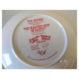 VINTAGE 1981 - THE MIDWAY "THE FLAMBOYANCE OF THE CIRCUS" THE GREATEST SHOW ON EARTH PLATE COLLECTION - RARE NICE PIECE! - W/STAND - SEE PICTURES!